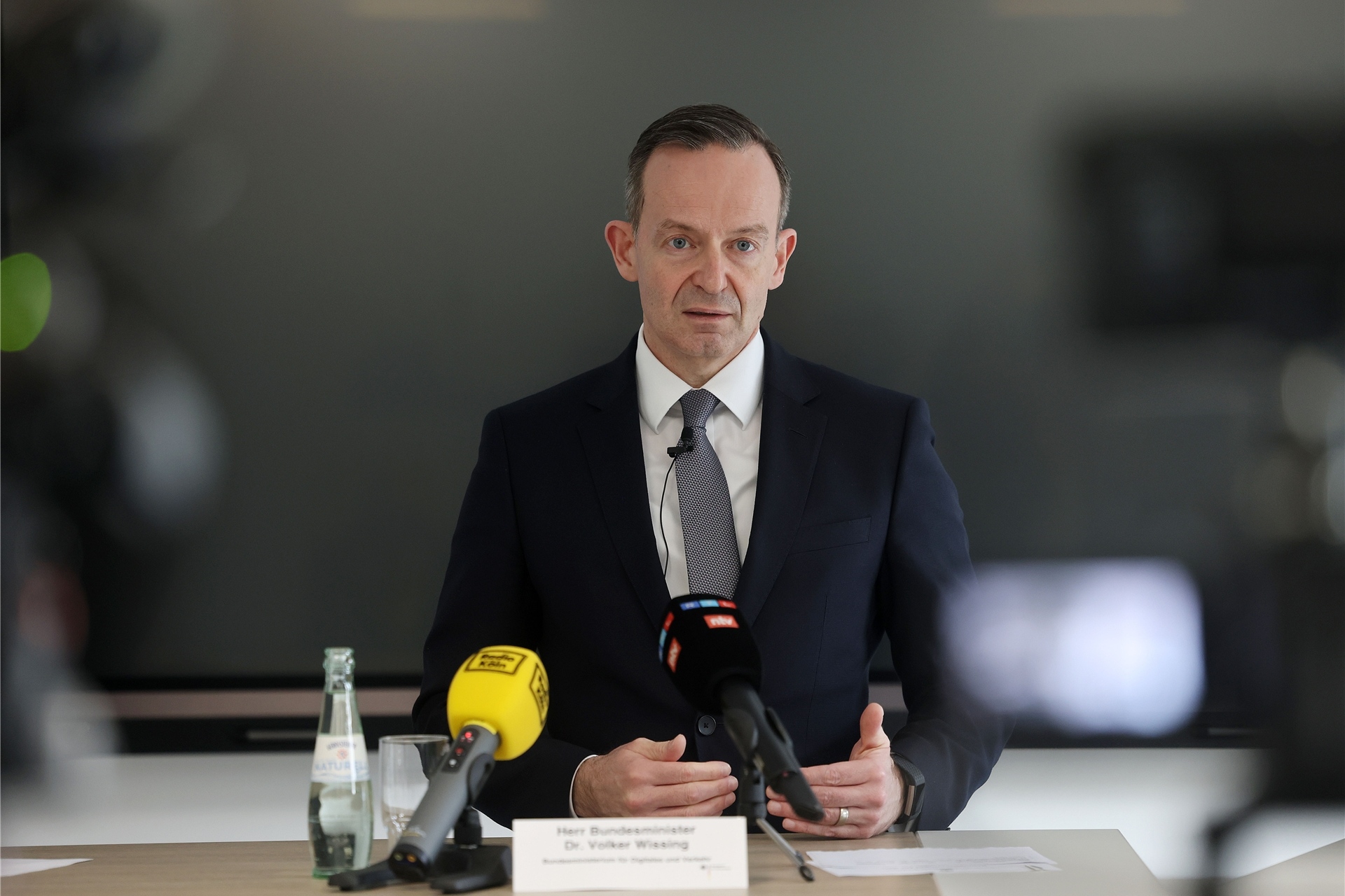 Volker Wissing (FDP), Bundesminister für Verkehr und Digitales fordert den Start des Neun-Euro-Tickets ab dem 1. Mai.