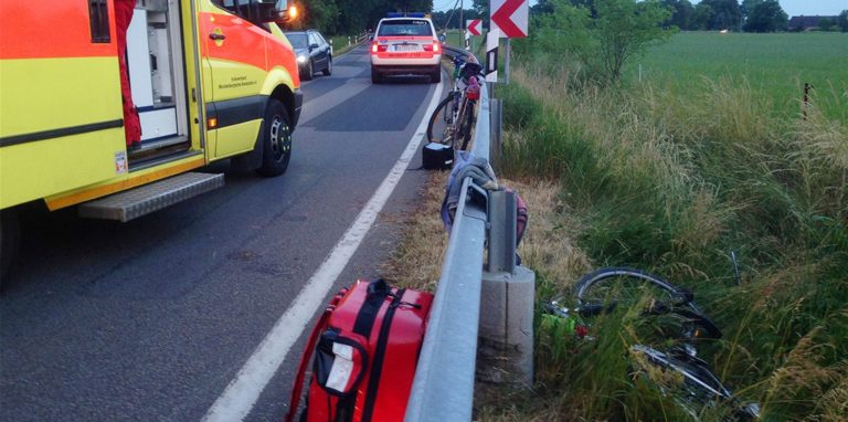Rettungsfahrzeuge stehen am 07.06.2014 an einer Unfallstelle auf der L206 bei Altenhof