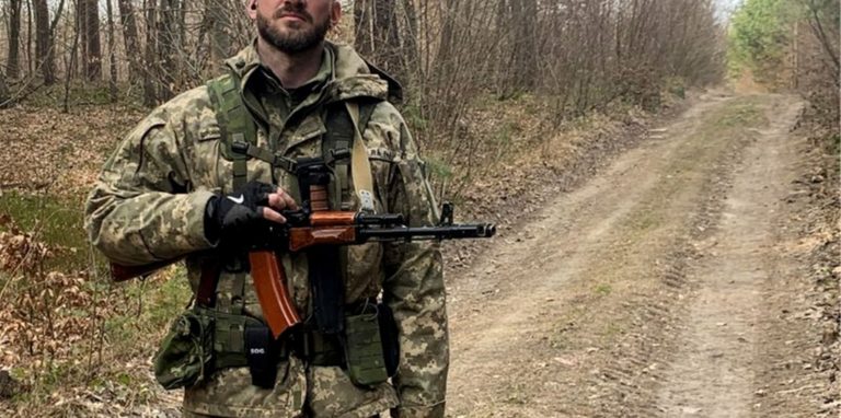 Der Tänzer Dmytro Dikussar in der Uniform der ukrainischen Streitkräfte.