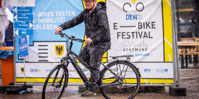 Auf zur Testfahrt: Reporter Oliver Volmerich testete auf dem E-Bike-Festival ein Rad mit elektronischer Unterstützung.