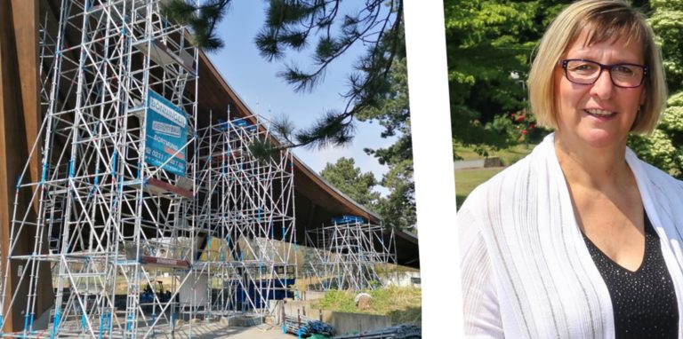 Das Sonnensegel im Westfalenpark muss schon wieder mit Gerüsten gestützt werden – sehr zum Bedauern von Parkleiterin Annette Kulozik.