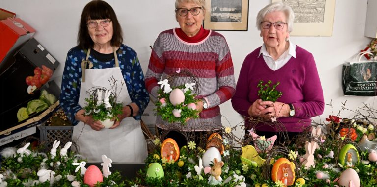 Katharina Löchter (v. l.), Christa von der Heyde und Hedwig Heuser im Bastelkeller in Cappenberg. Sie verpacken die fertigen Gestecke und Deko-Artikel für den Basar am Wochenende.