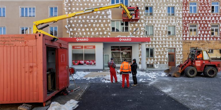Bagger reißen die Filmkulissen der «Lindenstraße» auf dem WDR-Gelände in Köln-Bocklemünd ab.