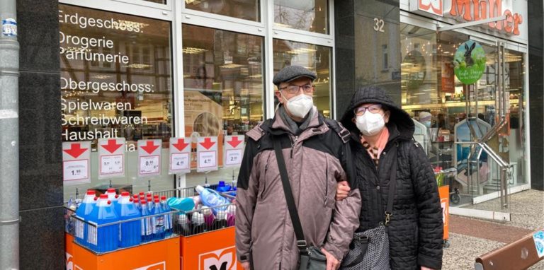 Ein Mann und eine Frau stehen vor der Drogerie Müller in der Dattelner Fußgängerzone. Sie hätten dort ohne Maske einkaufen können – behielten den Mundschutz aber, wie viele Kunden, lieber auf.