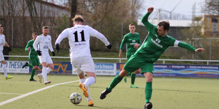 Der SuS Olfen und Marvin Böttcher empfingen (r.) den FC Nordkirchen.