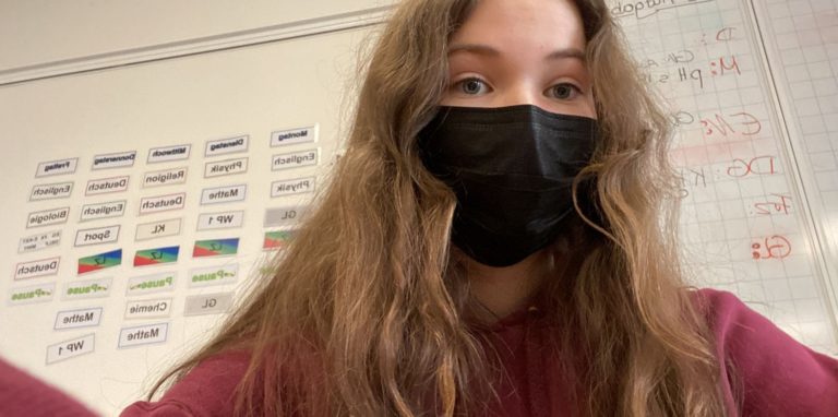 Annika aus der 10. Klasse der Gesamtschule Fröndenberg trägt im Unterricht auch weiterhin Maske.