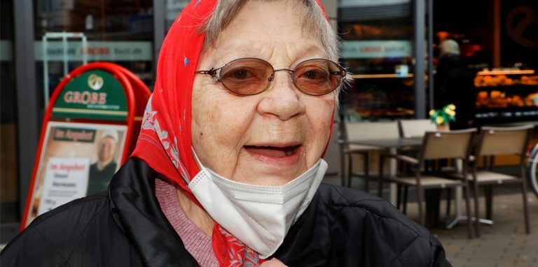 Ursula Wegmann, 90 Jahre alt, trägt den Gesichtsschutz auch in der Fußgängerzone – und erst recht beim Einkaufen in Kamens Geschäften.