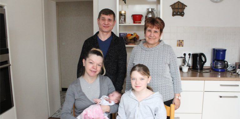 Oksana (vorne, l.), Vitaly und Elisabeth Donica freuen sich, dass ihre kleine Maria gesund und in Sicherheit zur Welt gekommen ist. Alexandra Khariakova gehört zu ihren Unterstützern in Unna.