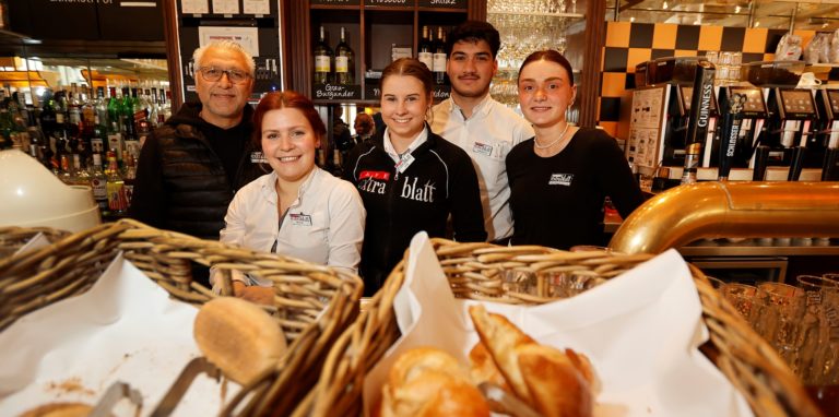 Gastronom Akyüz Erol mit den Mitarbeitern Melina Badzung, Lea Palschinski, Cagatay Cepaye und Maja Krzepina. Mit dem Wegfall der Auflagen hofft man im Extrablatt darauf, dass die für Gastronomen beschwerliche Zeit dem Ende zugeht.