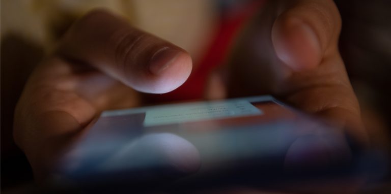 Ein Smartphone wird gehalten. Im Jahr 2013 hatte der Lehrer Kinderpornografische Daten erworben. Aufgeflogen war er durch einen Chat mit seinem Lieferanten.