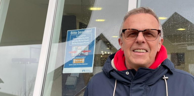 Fred Gärtner trägt am Montag (4.4.) beim Besuch der Werner Innenstadt keine Maske. Generell findet er das Ende der Maskenpflicht aber auch gut.