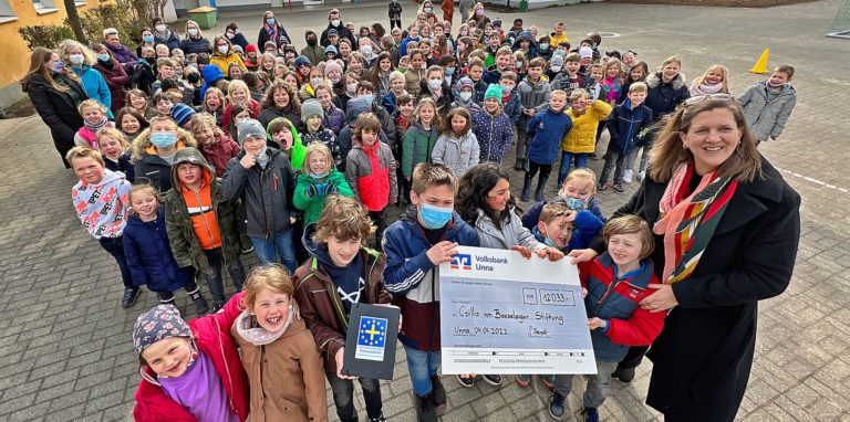 Die Kinder der Osterfeldschule haben mit ihrem Sponsorenlauf ein erstaunliches Ergebnis erzielt. Den Spendenscheck übergaben sie stolz an Ildikó von Ketteler-Boeselager von der Boeselager-Stiftung (r.).