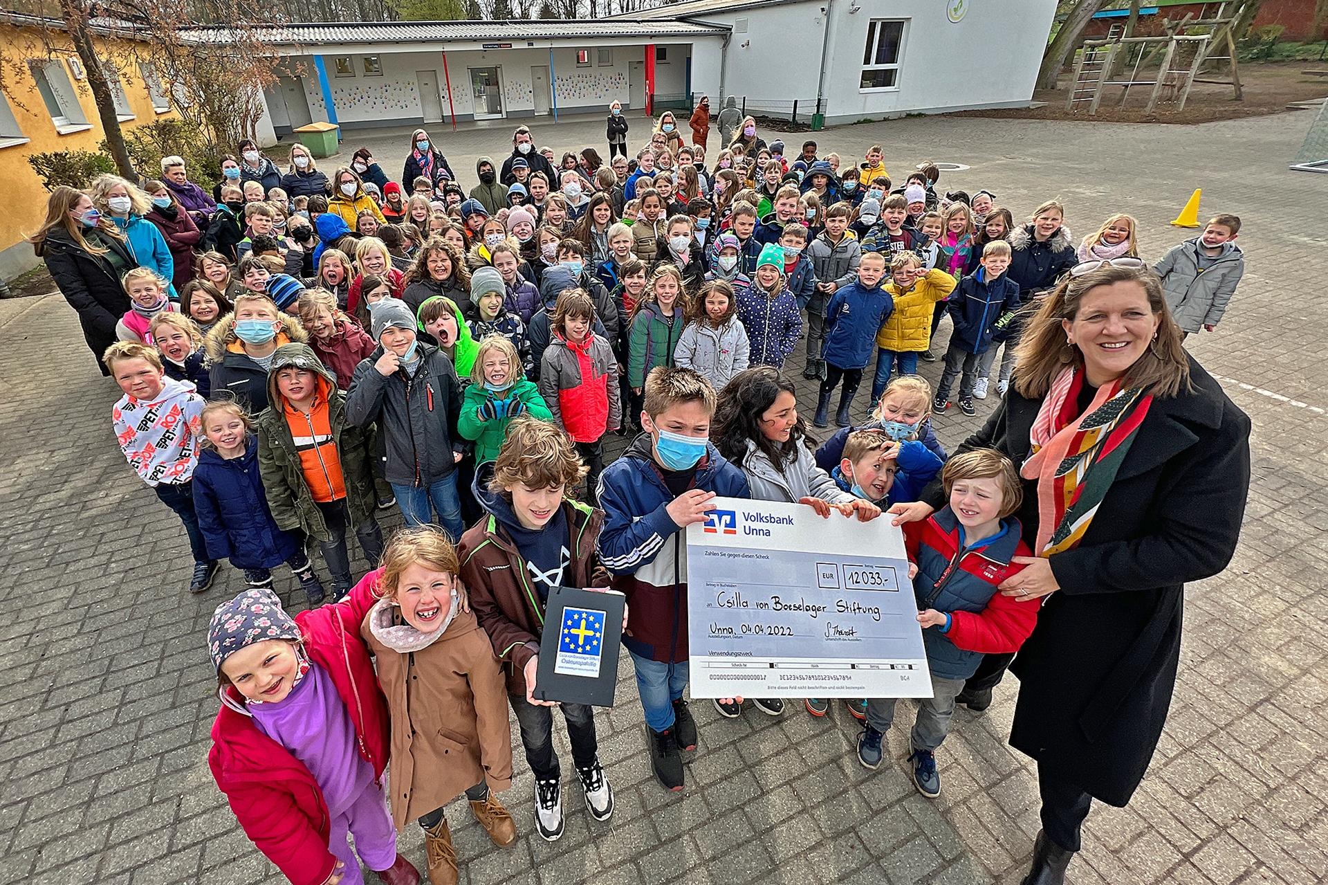 Die Kinder der Osterfeldschule haben mit ihrem Sponsorenlauf ein erstaunliches Ergebnis erzielt. Den Spendenscheck übergaben sie stolz an Ildikó von Ketteler-Boeselager von der Boeselager-Stiftung (r.).