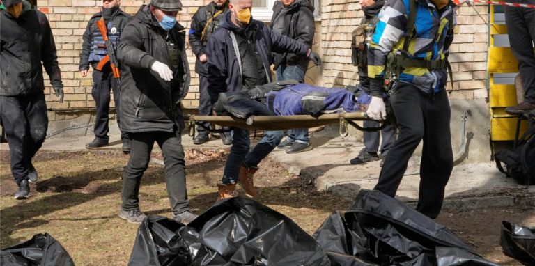 Freiwillige sammeln die Leichen ermordeter Zivilisten in der ukrainischen Stadt Butscha ein.