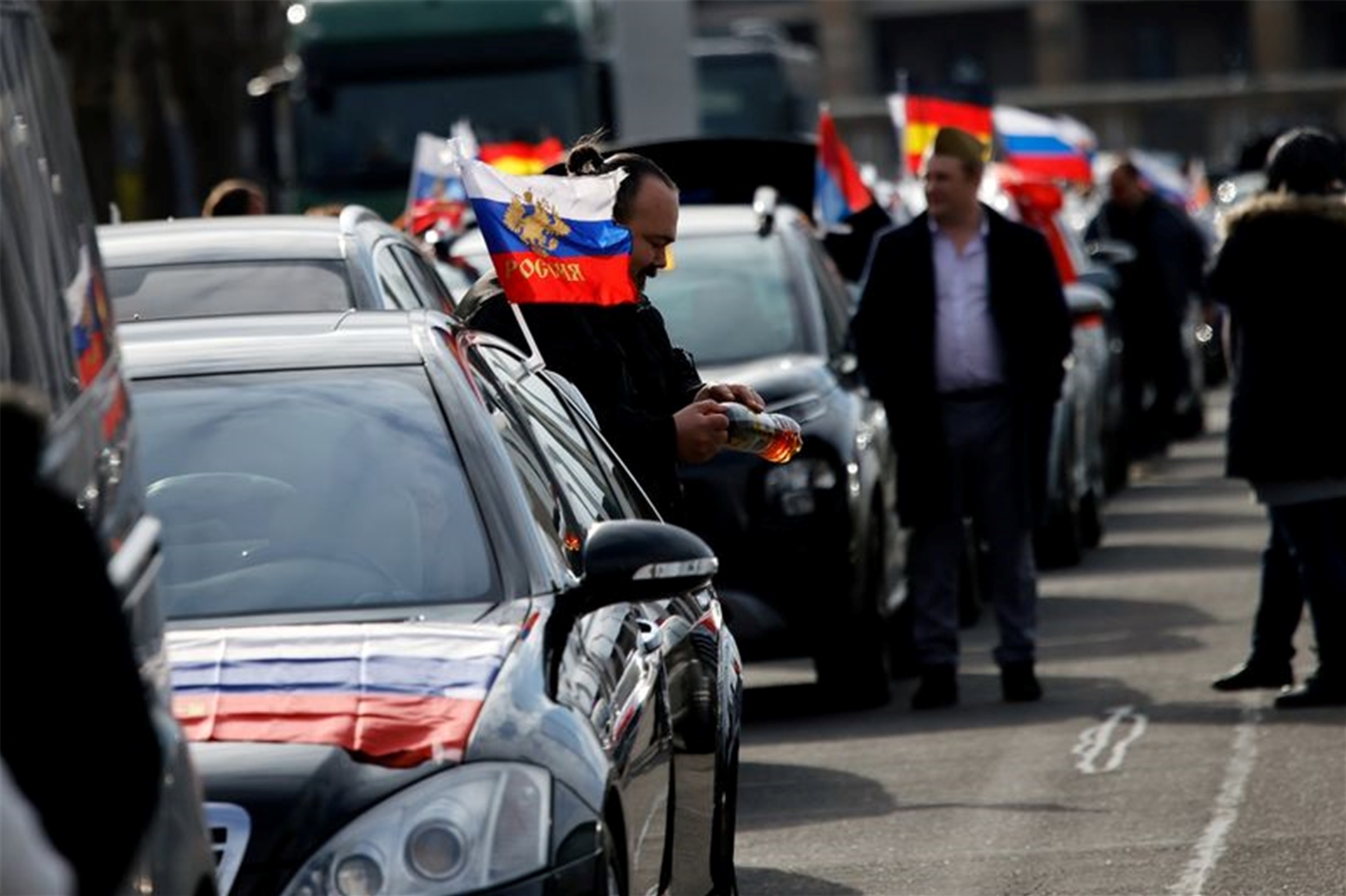 Russische Flaggen wehen an Autos vor dem Berliner Olympiastadion.