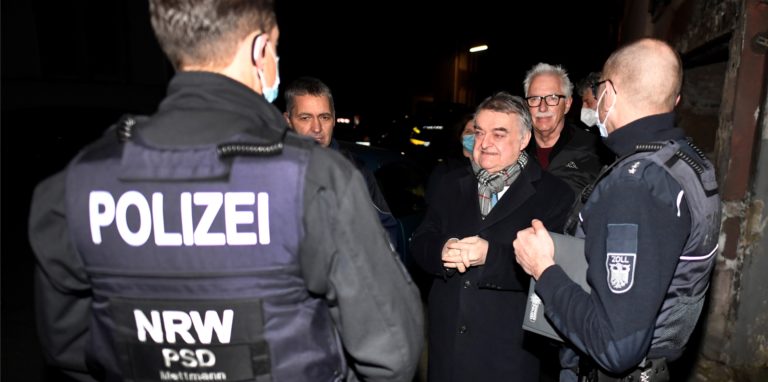 Herbert Reul (CDU,M), Innenminister von Nordrhein-Westfalen, lässt sich von Polizeikräften über den Stand einer Razzia Mitte März unterrichten.