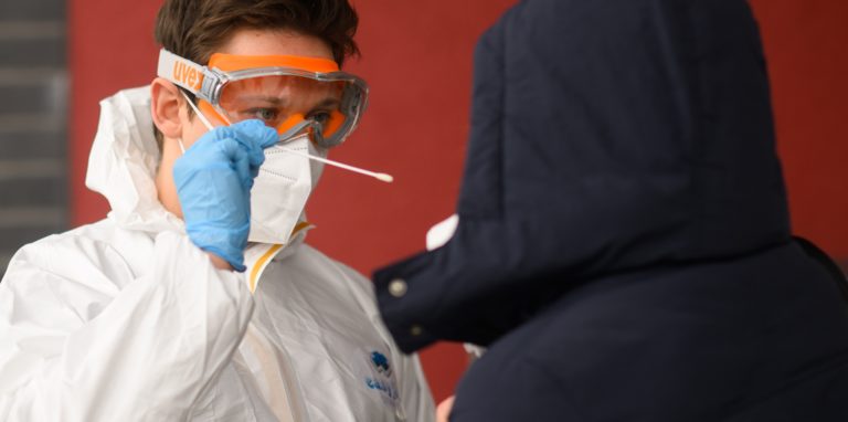 Mann führt Coronatest durch.