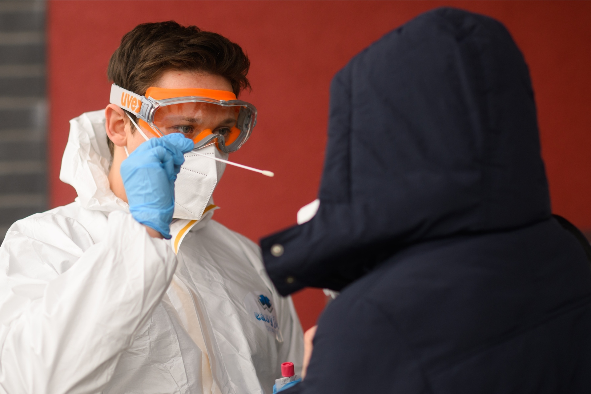 Mann führt Coronatest durch.