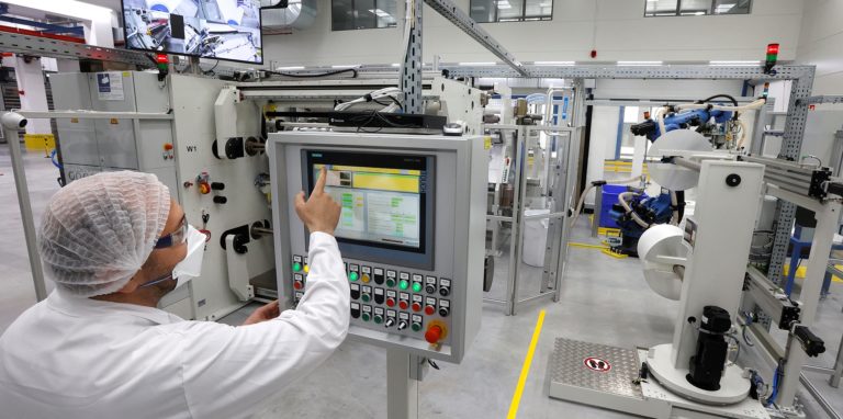 Start für die neue Schneidemaschine in der neuen Produktionshalle von 3M am Standort Kamen. Die Maschine bringt große Folien auf kleine Rollen, die später zu Wundpflaster verarbeitet werden.