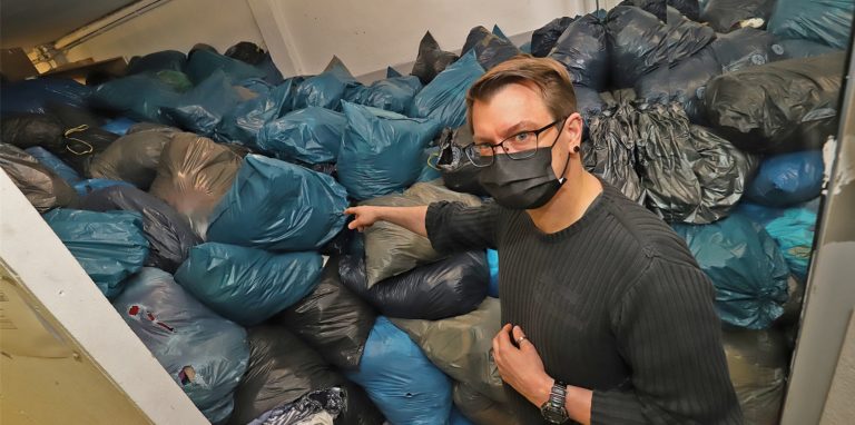 Sven Paschen zeigt einen der vielen Lagerräume im Diakonie-Zentrallager, hier den Ort für alle Kleidung, die aussortiert wird für die Verwertung. Paschen leitet den Logistikbetrieb für die Secondhand-Kaufhäuser. Es ist ein Beruf, der ihm Freude macht, und er verdankt ihn einer Chance.