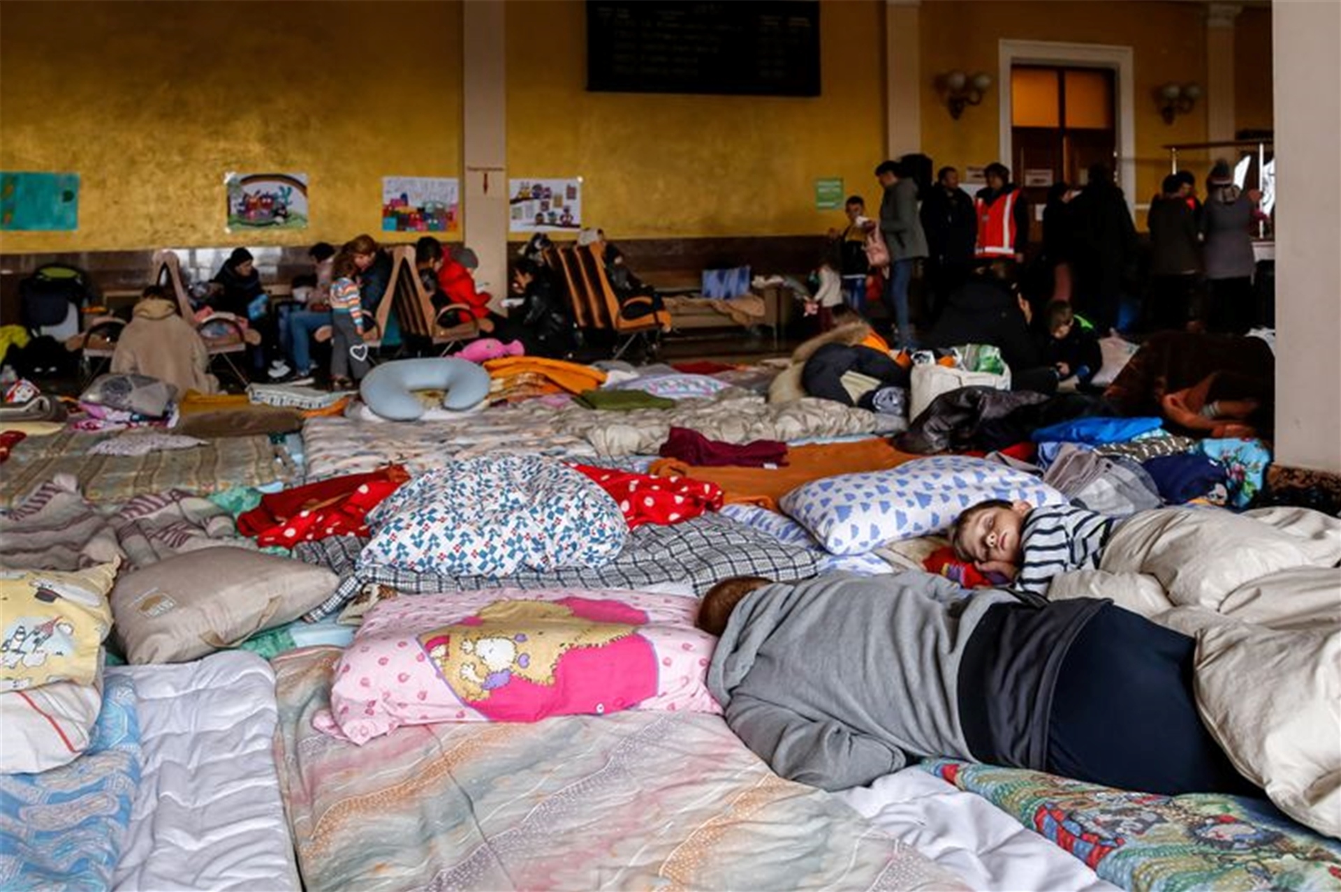 Ukrainische Flüchtlinge schlafen in einer provisorischen Unterkunft am Hauptbahnhof von Lwiw.