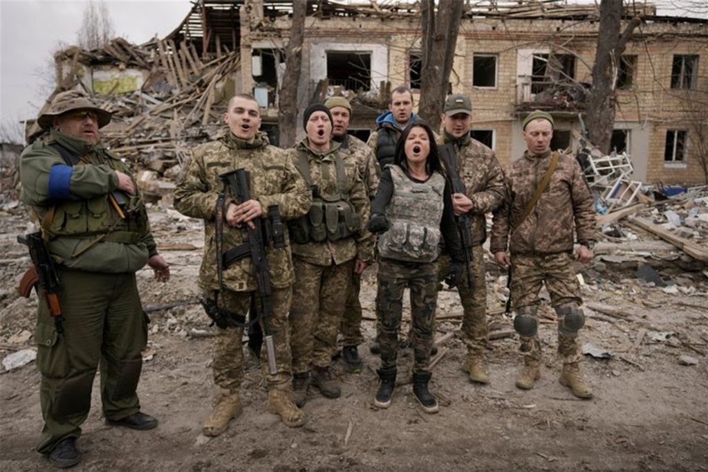 Ukrainische Soldaten in Borodjanka singen ein patriotisches Lied. Ukrainische Soldaten in Borodjanka singen ein patriotisches Lied.