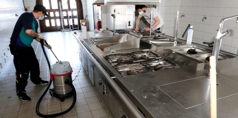 Das ehemalige Hotel-Restaurant In der Kaiserau, das eigentlich vor dem Abriss steht, ist mit starkem Einsatz ehrenamtlicher Helfer und Stadtmitarbeiter vorübergehend für Flüchtlinge aus der Ukraine hergerichtet worden.