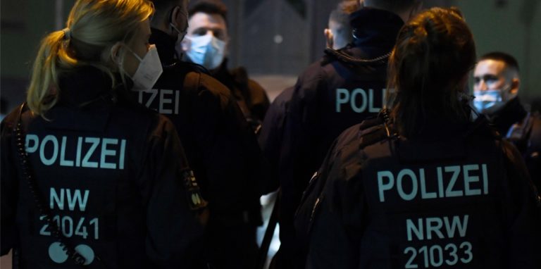 Polizisten haben am Mittwoch bundesweit viele Wohnungen durchsucht – auch eine in Dortmund. Hier handelt es sich um ein Symbolbild.