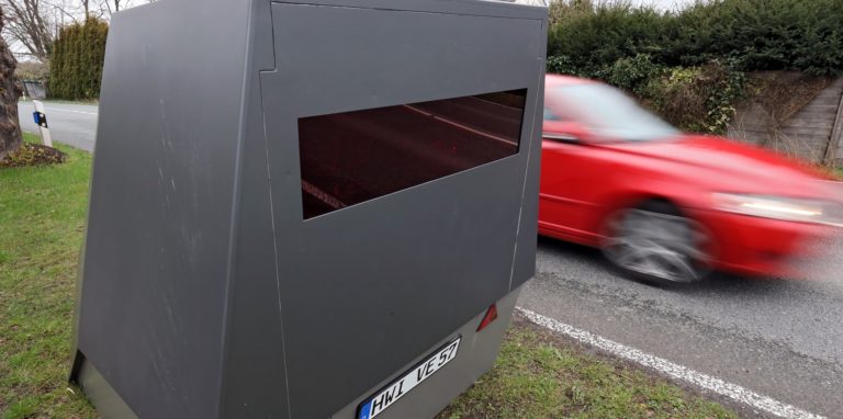 Der Superblitzer ist wieder da: Der Kreis Unna hat nach dem Brandanschlag auf seinen „Enforcement Trailer“ in Schwerte ein neues Gerät in Betrieb genommen. Erster Einsatzort: der Unnaer Norden.