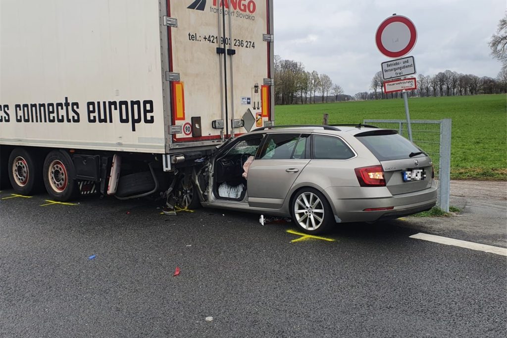 Mit der kompletten Motorhaube geriet der Pkw unter den Sattelzug. Mit der kompletten Motorhaube geriet der Pkw unter den Sattelzug.