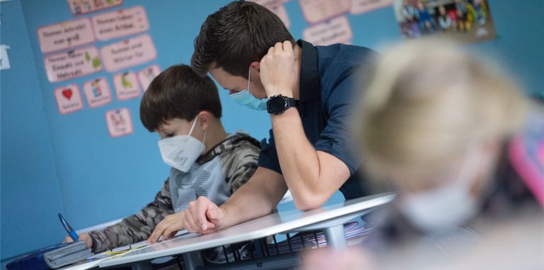 Seit Montag ist die Maskenpflicht aufgehoben. Schülerinnen und Schüler der Christophorus-Gymnasiums tragen die Maske aber weiter, am Berufskolleg sind einige ohne Mund-Nasen-Bedeckung unterwegs.