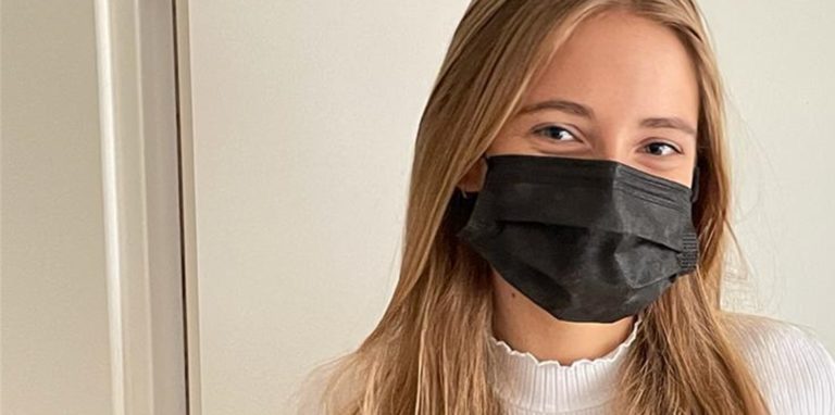 Nina Sondermann ist Schülerin am Anne-Frank-Gymnasium in Werne. Obwohl die Maskenpflicht aufgehoben wurde, trägt die 16-Jährige lieber weiter den Mund-Nasen-Schutz im Unterricht.