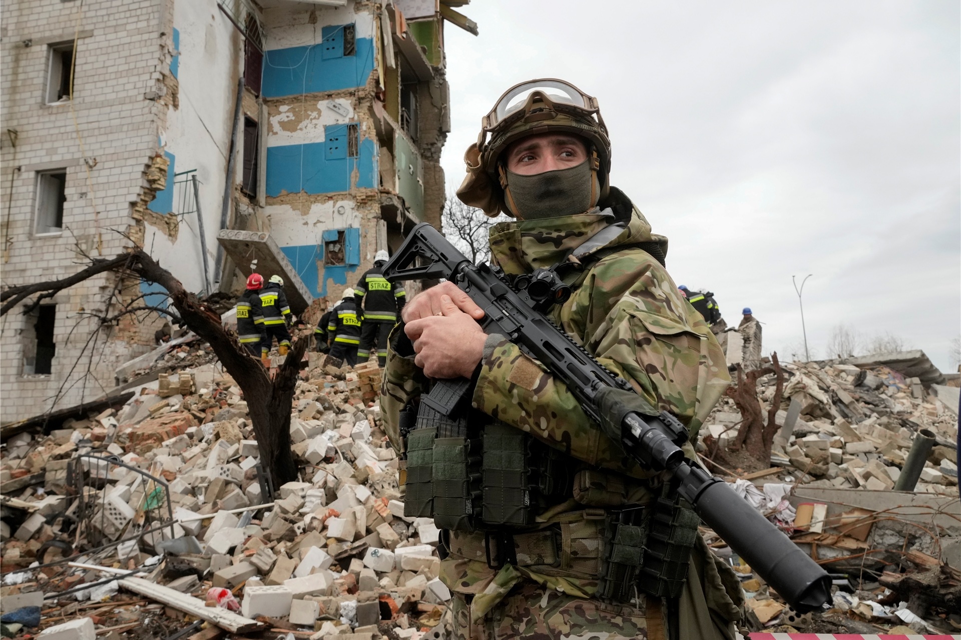 Ein ukrainischer Soldat steht mit seinem Gewehr vor einem durch russischen Beschuss zerstörten Wohnhaus in Borodjanka. Die Kleinstadt in der Nähe von Kiew soll Schauplatz noch schlimmerer Kriegsverbrechen geworden sein, als Butscha.