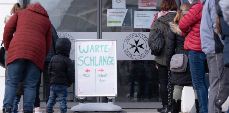 Warteschlangen beim Coronatest