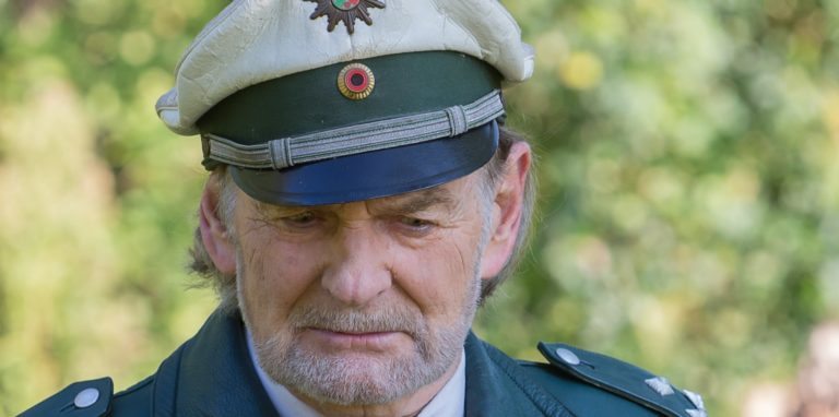 Schauspieler Claus Dieter Clausnitzer in einer Uniform aus Kamen beim Filmdreh zum Musikfilm „Astoria“. Der Film, der in Kamen und Bergkamen entstand, hat international für Aufsehen gesorgt.