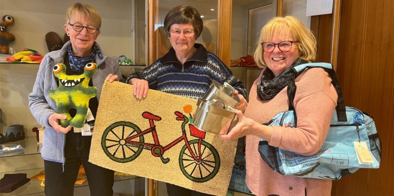 Christel Kieffer, Susanne Hänsch und Hilda Horn gehören zum Team des Eine-Welt-Ladens in Fröndenberg. Susanne Hänsch will nun die Hauptverantwortung abgeben.