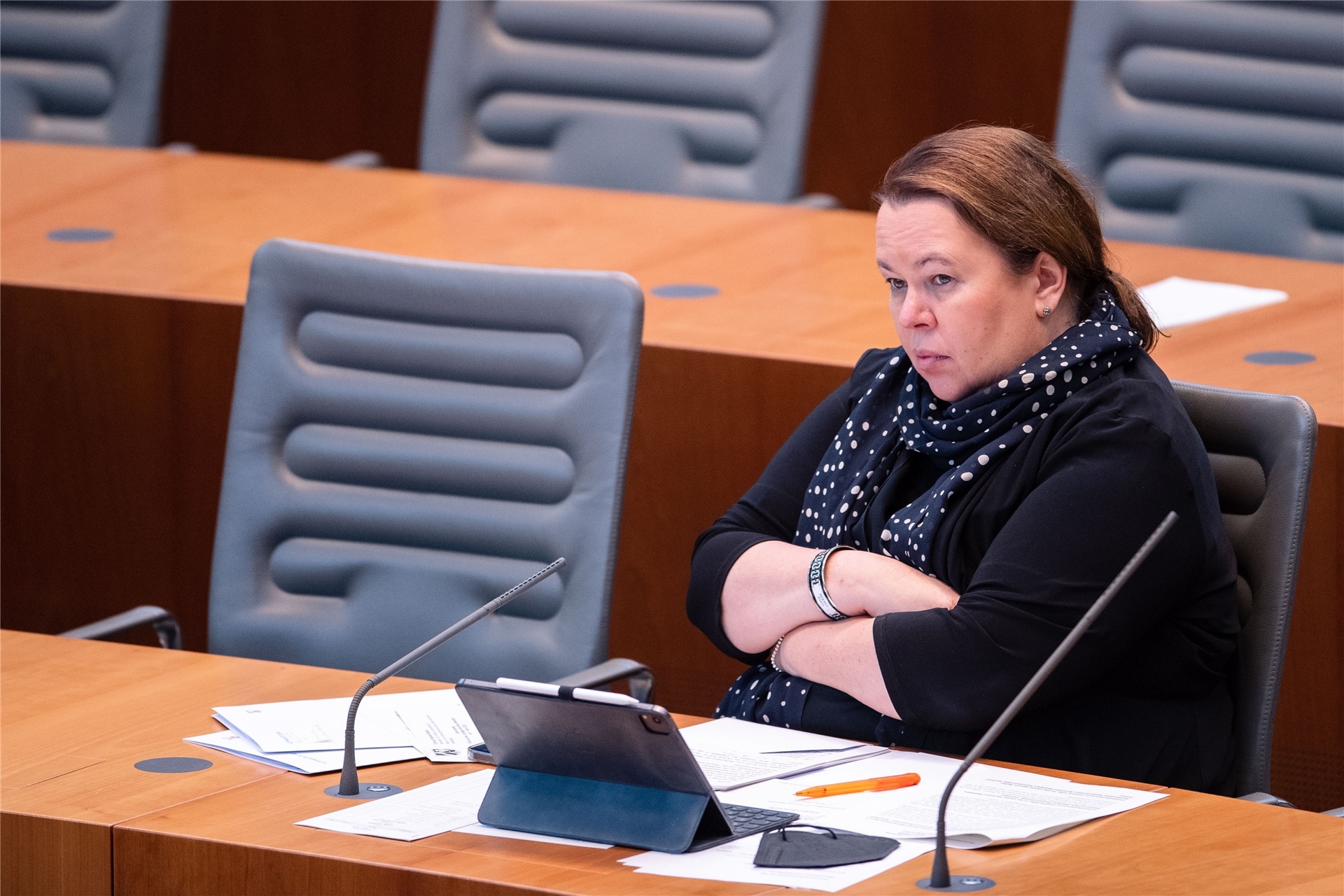 Ursula Heinen-Esser (CDU), Umweltministerin von Nordrhein-Westfalen, sitzt im Landtag auf der Regierungsbank.