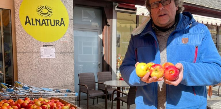 Wegen des Krieges in der Ukraine sind die Lebensmittelpreise in die Höhe geschossen. Das merkt auch Clemens Overmann in seinem Discounter.