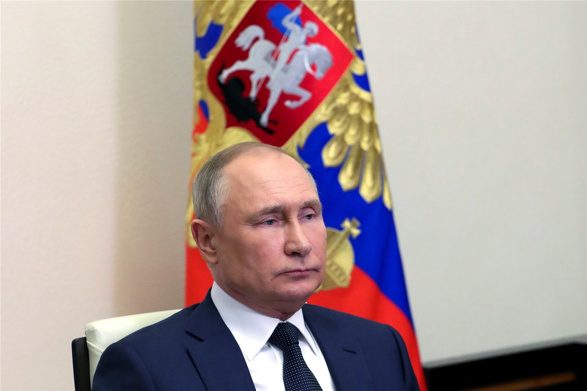 Das von der staatlichen russischen Nachrichtenagentur Sputnik via AP veröffentlichte Poolfoto zeigt Wladimir Putin, Präsident von Russland, der in seiner Residenz Nowo-Ogarjowo außerhalb von Moskau an einer Sitzung des Sicherheitsrates teilnimmt.