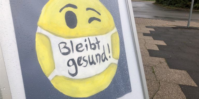 Ein Schild vor der Gesamtschule weist auf die Gefahr durch das Corona-Virus hin. Etwa 190 Kinder und Jugendliche fehlen zurzeit an Kamener Kitas und Schulen.