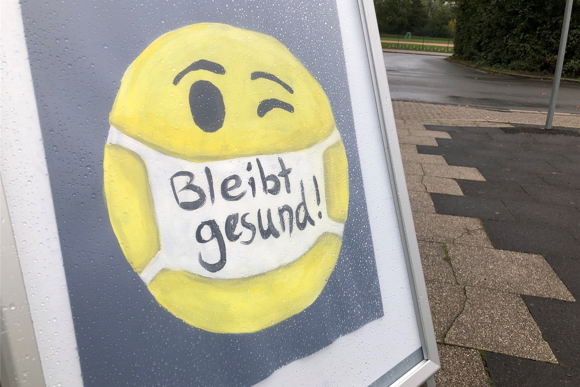 Ein Schild vor der Gesamtschule weist auf die Gefahr durch das Corona-Virus hin. Etwa 190 Kinder und Jugendliche fehlen zurzeit an Kamener Kitas und Schulen.