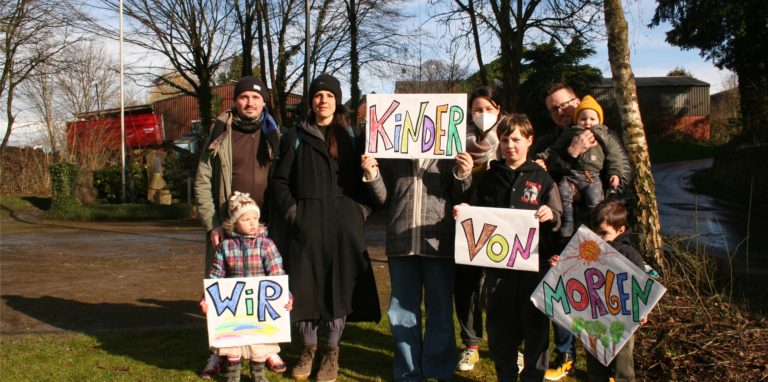 Merle Rappold (3.v.l.), ihre Familie und Freunde, war der Grund für die Fällung von Kastanien in Ostbüren unklar.