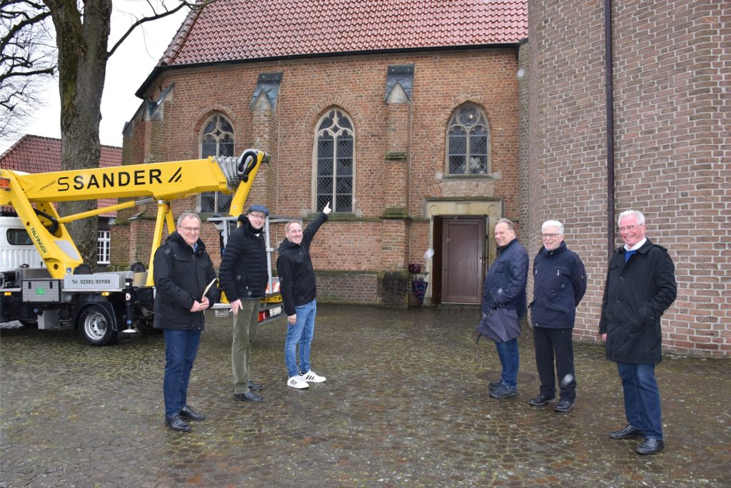 (v.l.n.r.): Helmut Sunderhaus (Fachbereichsleiter Finanzen), Pfarrer Stefan Schürmeyer, Andreas Meinardus (lightconcept GmbH), Dietmar Hiller (Untere Denkmalschutzbehörde), Berthold Beckendorf und Hubertus Erfmann (beide Kirchenvorstand) freuen sich, dass die Beleuchtung der St.-Anna-Kirche nun installiert und die Kapelle noch vor Ostern in den Abendstunden beleuchtet wird. (v.l.n.r.): Helmut Sunderhaus (Fachbereichsleiter Finanzen), Pfarrer Stefan Schürmeyer, Andreas Meinardus (lightconcept GmbH), Dietmar Hiller (Untere Denkmalschutzbehörde), Berthold Beckendorf und Hubertus Erfmann (beide Kirchenvorstand) freuen sich, dass die Beleuchtung der St.-Anna-Kirche nun installiert und die Kapelle noch vor Ostern in den Abendstunden beleuchtet wird.