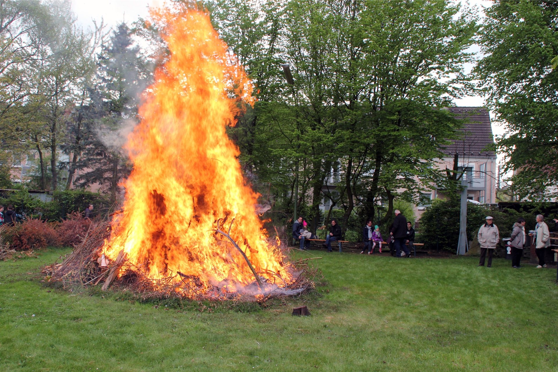 Die Osterfeuer in Lünen mussten wegen der Pandemie abgesagt werden. Nun gibt es 2022 wieder über 30 Veranstaltungen.