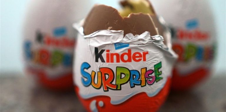 Drei britische Varianten der Kinder-Überraschungseier von Ferrero.