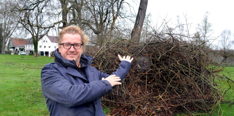 Der Holzschnitt ist schon aufgeschichtet. Lars-P. Weinhold freut sich darauf, nach zweijähriger Corona-Pause endlich wieder zu einem Osterfeuer am Wellenbad einladen zu können.