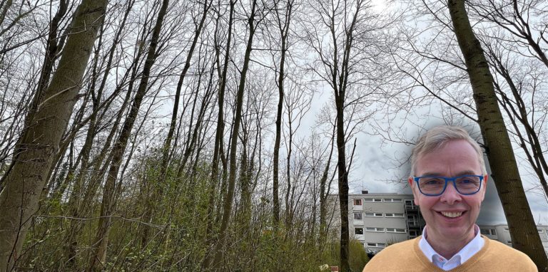 Heinz Fleck stellte die neuen Pläne für den Campus des Schmallenbach-Verbunds auf dem Hirschberg vor: Ein Teil der Waldfläche soll gerodet werden, damit dort ein Parkplatz entstehen soll.