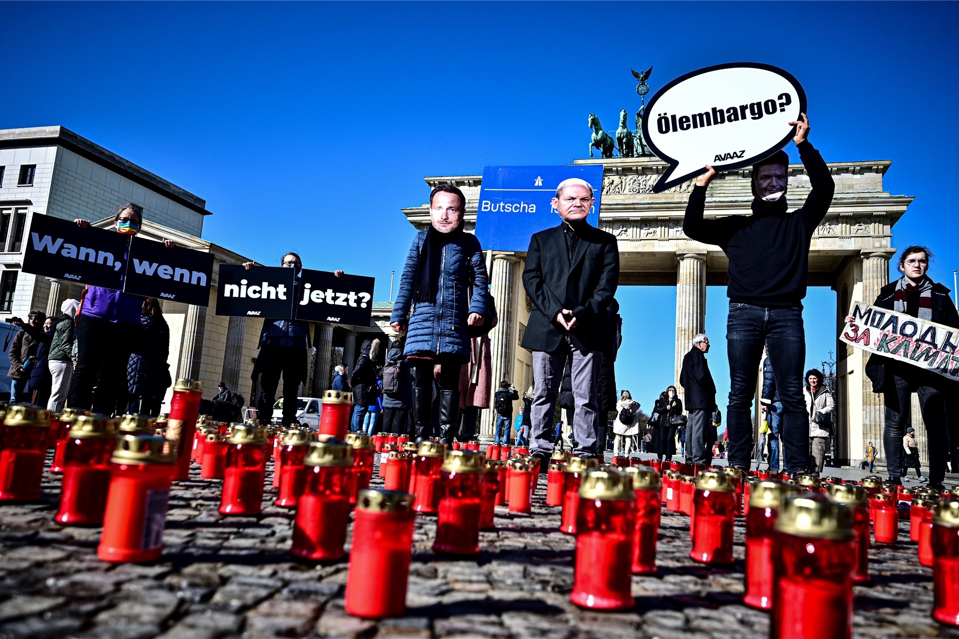Zahlreiche Demonstranten forderten am Freitag (8. April) vor dem Brandenburger Tor in Berlin ein Gas- und Öl-Embargo gegen Russland.