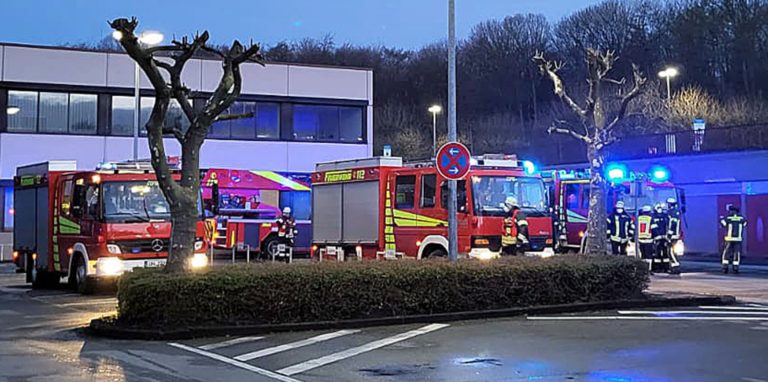 Feuerwehr-Fahrzeuge am Krankenhaus in Werne.