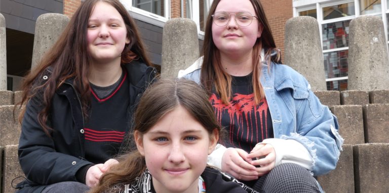Fiona, Finnja und Carlotta (v.l.) waren von der Lesung an der Theodor-Fleitmann-Gesamtschule beeindruckt. Bei dem Präventions-Projekt „Bauchgefühl“ geht es um Ess-Störungen.